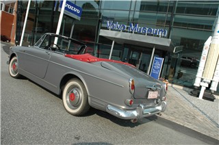 Coune convertible in front of the Volvo Museum